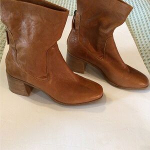 Elegant Tan Leather Heeled Boots